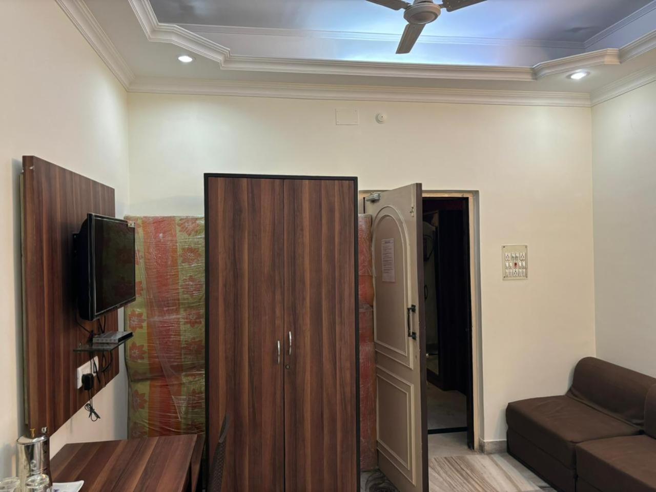 Om Sai Villa Guesthouse كولكاتا المظهر الخارجي الصورة