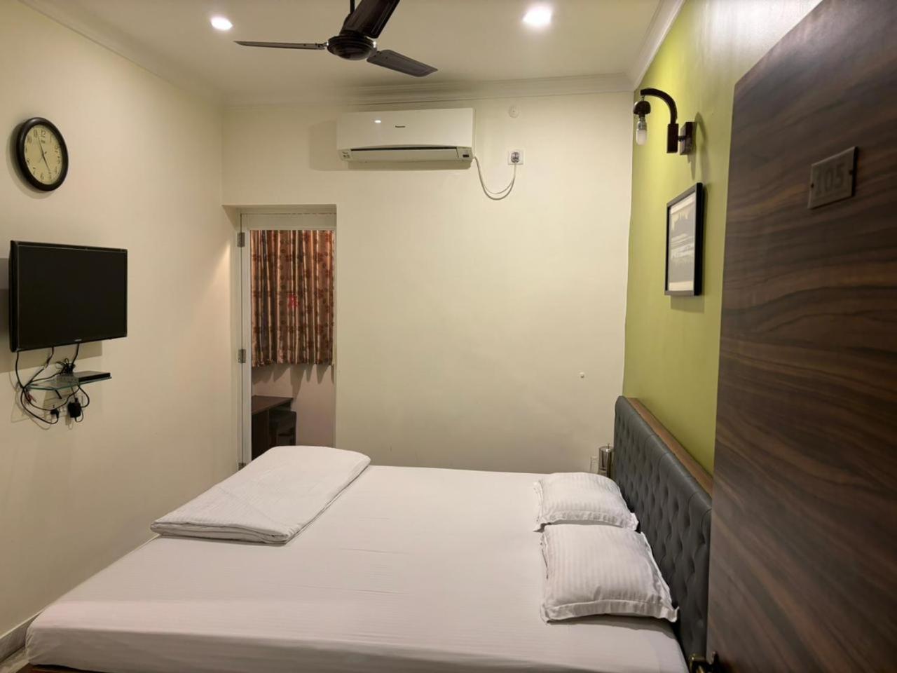 Om Sai Villa Guesthouse كولكاتا المظهر الخارجي الصورة