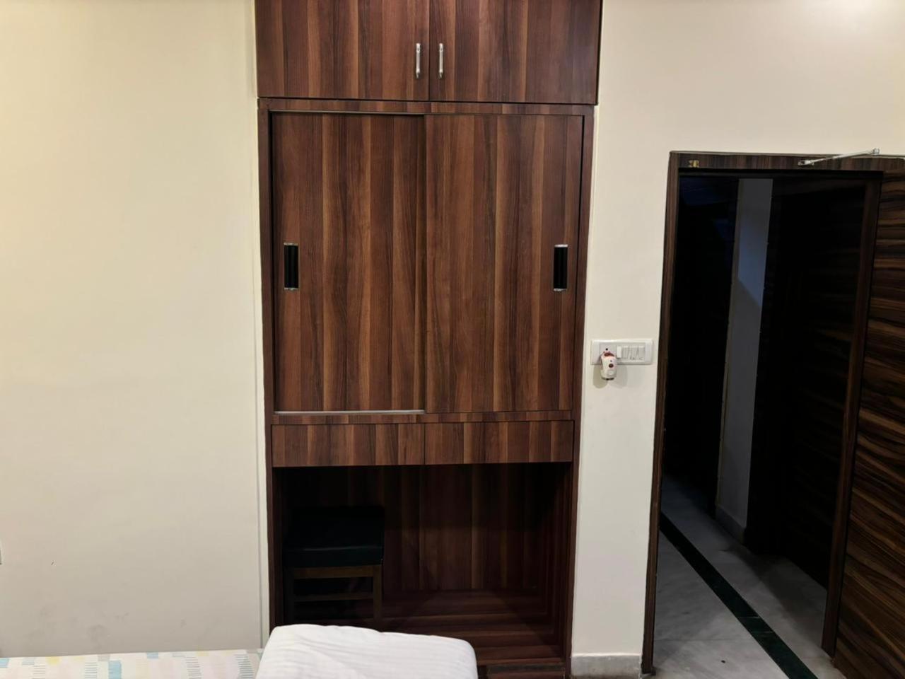 Om Sai Villa Guesthouse كولكاتا المظهر الخارجي الصورة